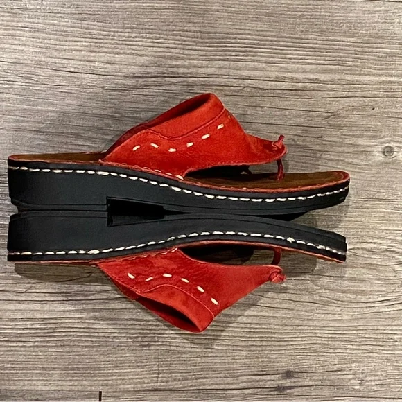 Minnetonka Women’s Size 6 Red Sandals Comfortable Leather Footwear - Picture 3 of 6